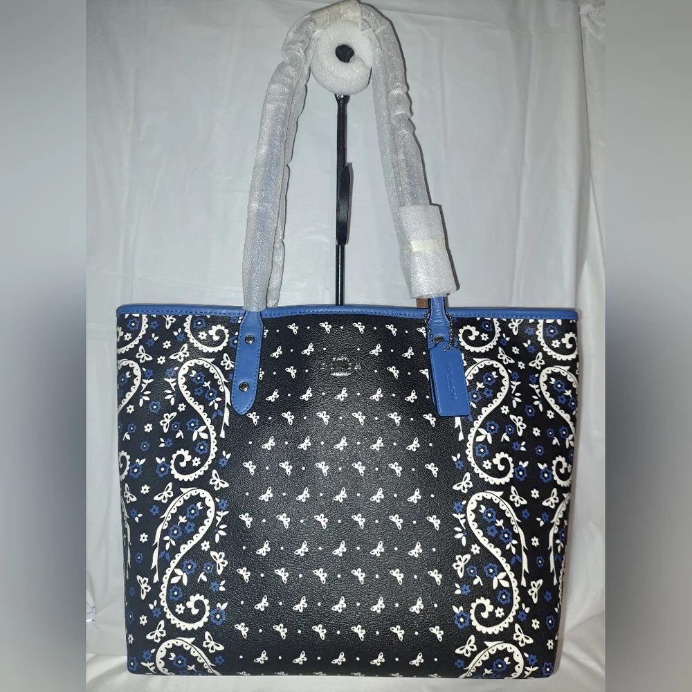 NWT🤍🖤💙🎀🎀 Coach Butterfly Bandana City Zip Tote